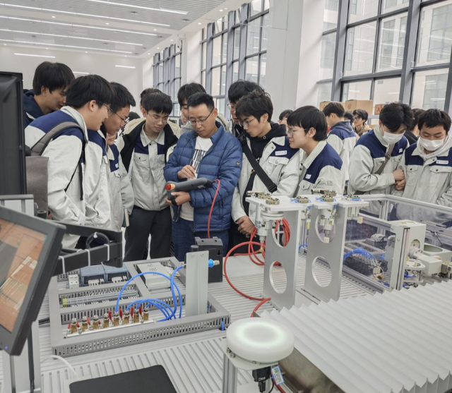 课程教育中设置企业实践环节让学生在实